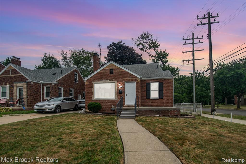 18904 Mallina Street, Grosse Pointe, MI 48236