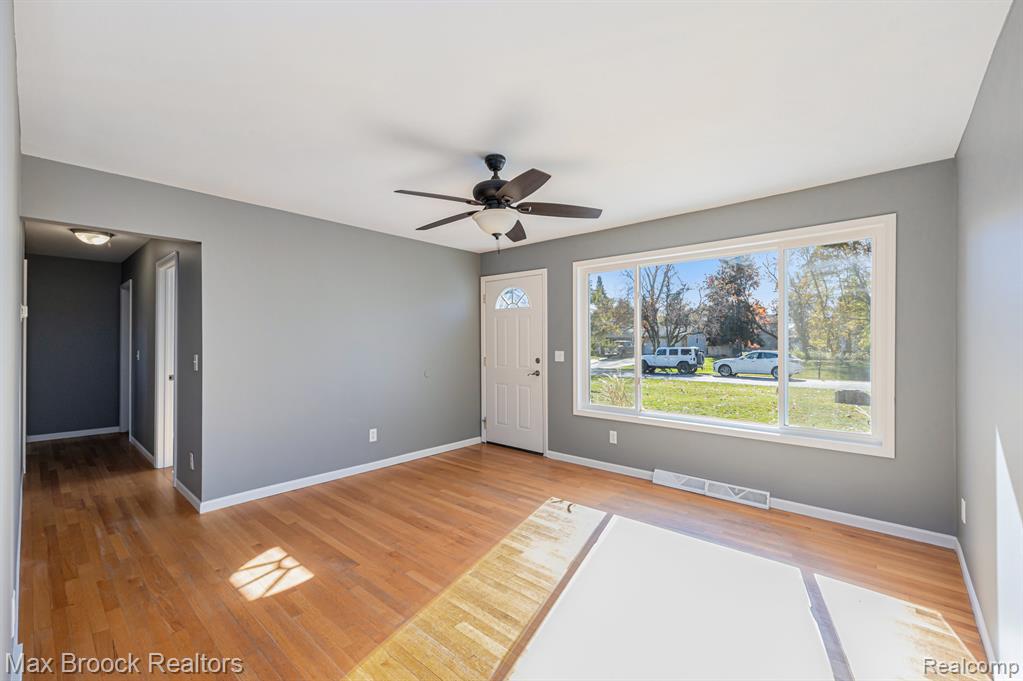 6604 Doyon Drive N, Waterford, MI 48327 — Photo 12
