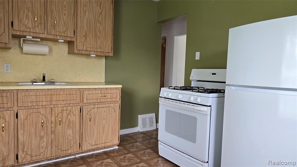 828 E Hayes Avenue, Hazel Park, MI 48030 — Photo 7
