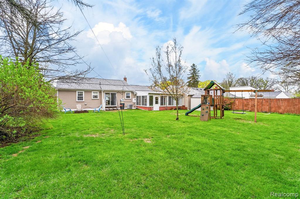 22515 Floral Street, Farmington, MI 48336 — Photo 34