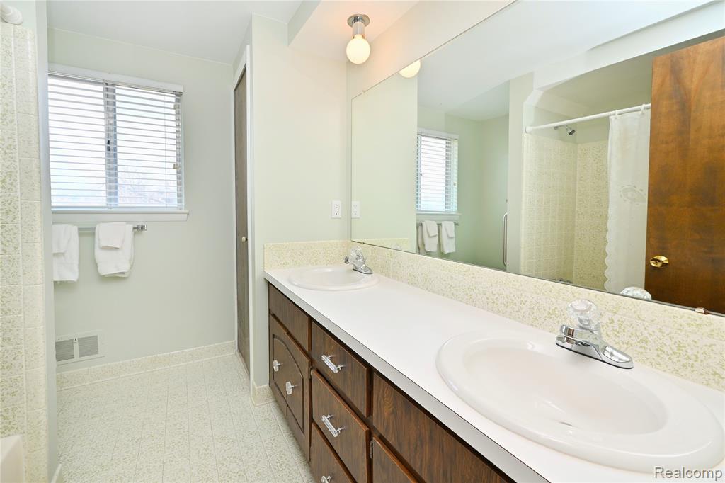 6132 Ledgeway Drive, West Bloomfield, MI — Photo 25