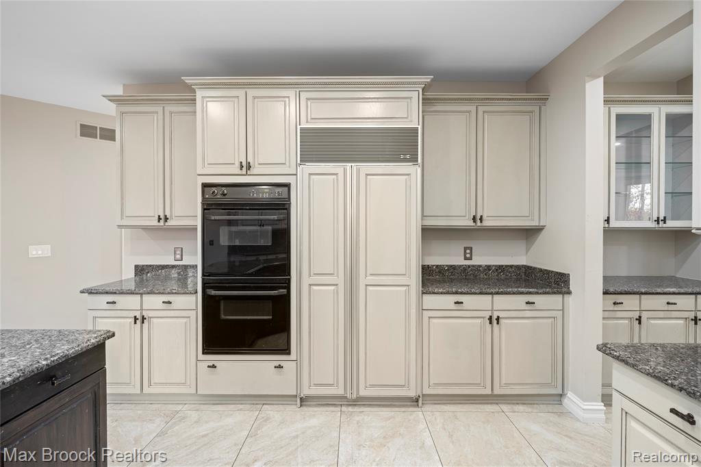 6986 Crosswell Drive, West Bloomfield, MI — Photo 17