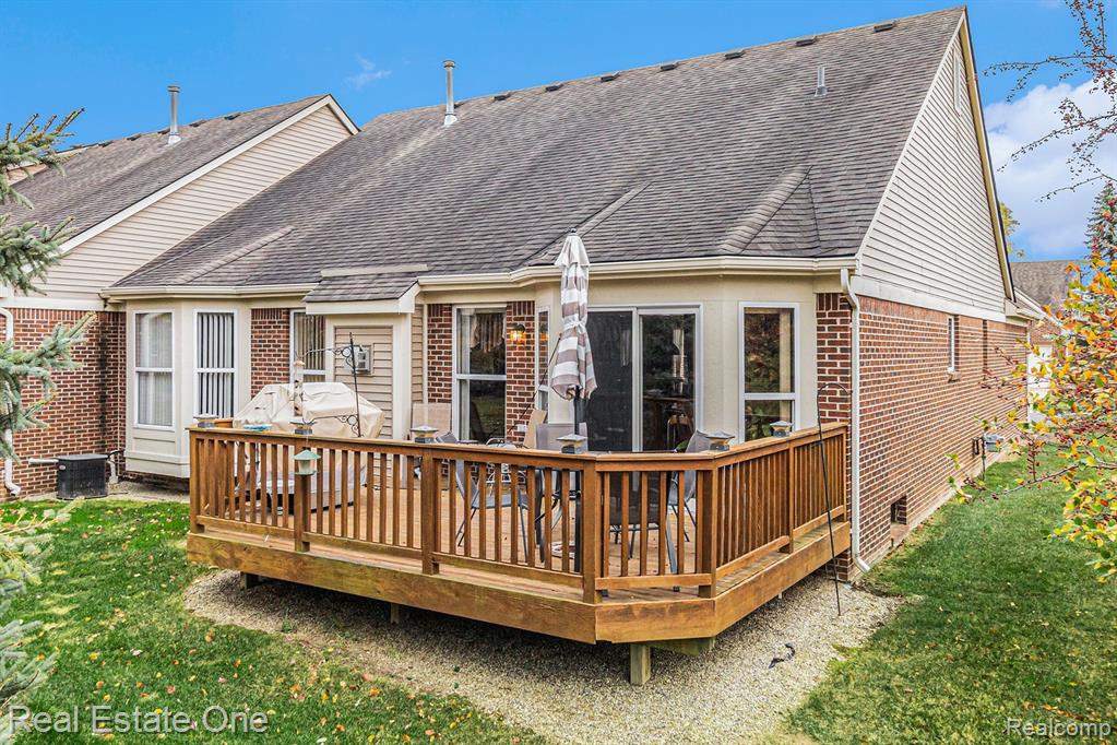 1153 ANDOVER Circle, Commerce Twp, MI 48390 — Photo 27