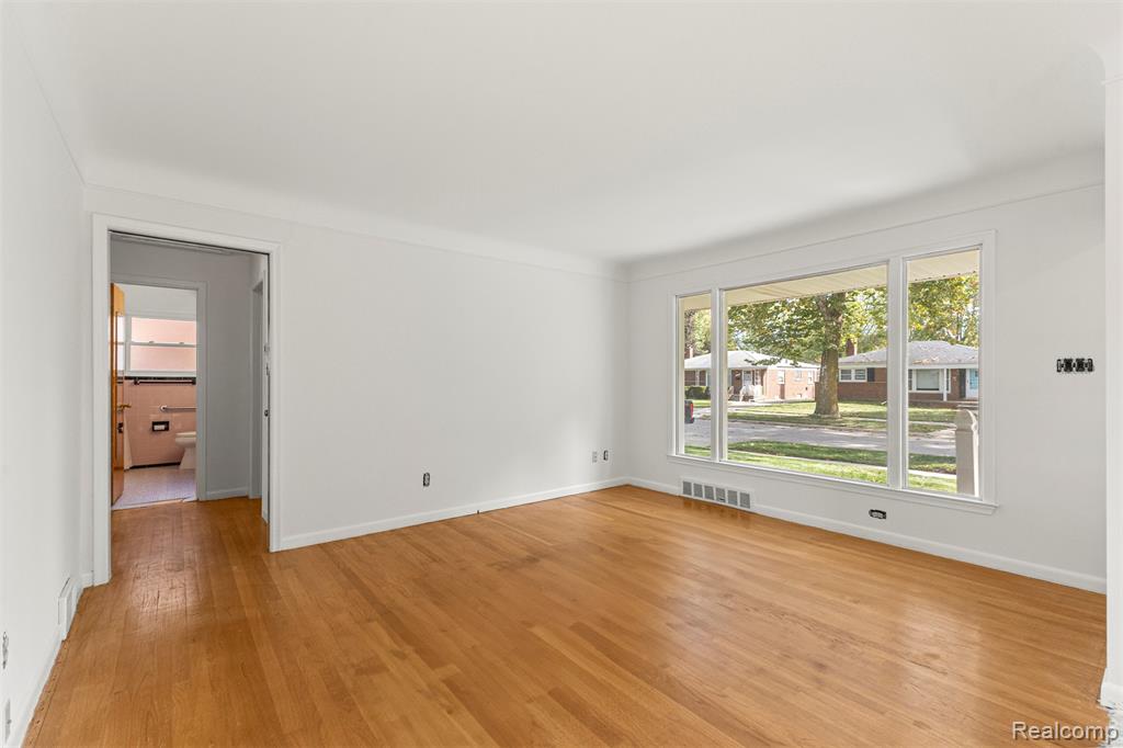 8255 Kinmore Street, Dearborn Heights, MI 48127 — Photo 6