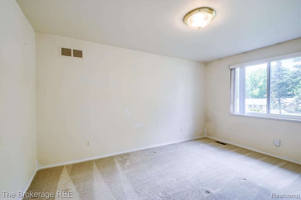 6228 Greenview Drive, Burton, MI 48509 — Photo 43