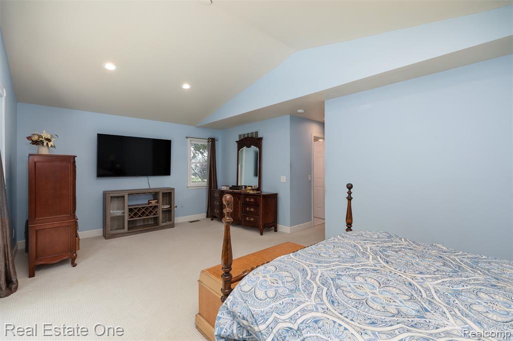 1045 Clara Street, Commerce Twp, MI 48390 — Photo 17