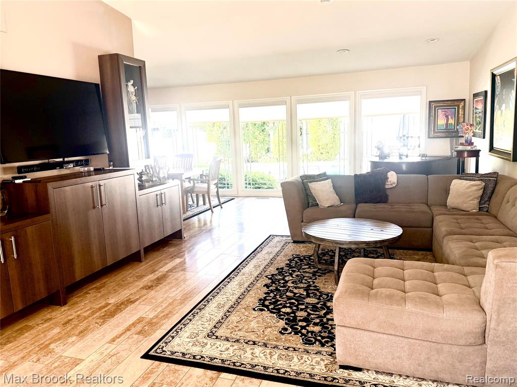 4784 S VALLEYVIEW Road, West Bloomfield, MI 48323 — Photo 4