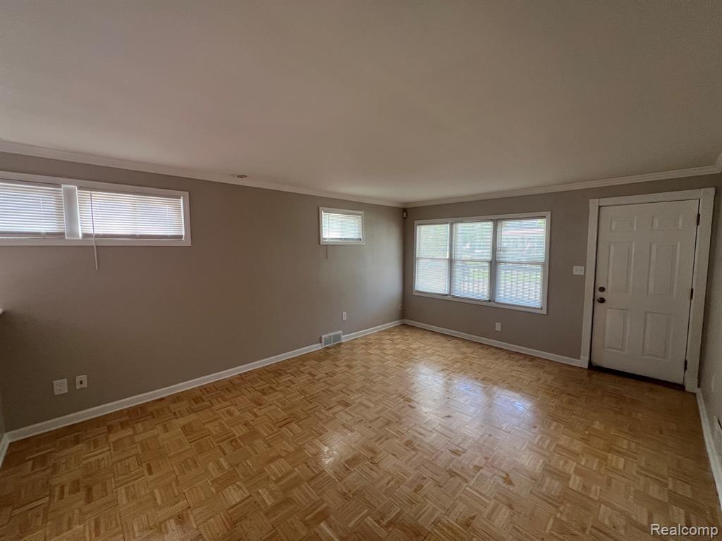 429 E Milton Avenue, Hazel Park, MI 48030 — Photo 3