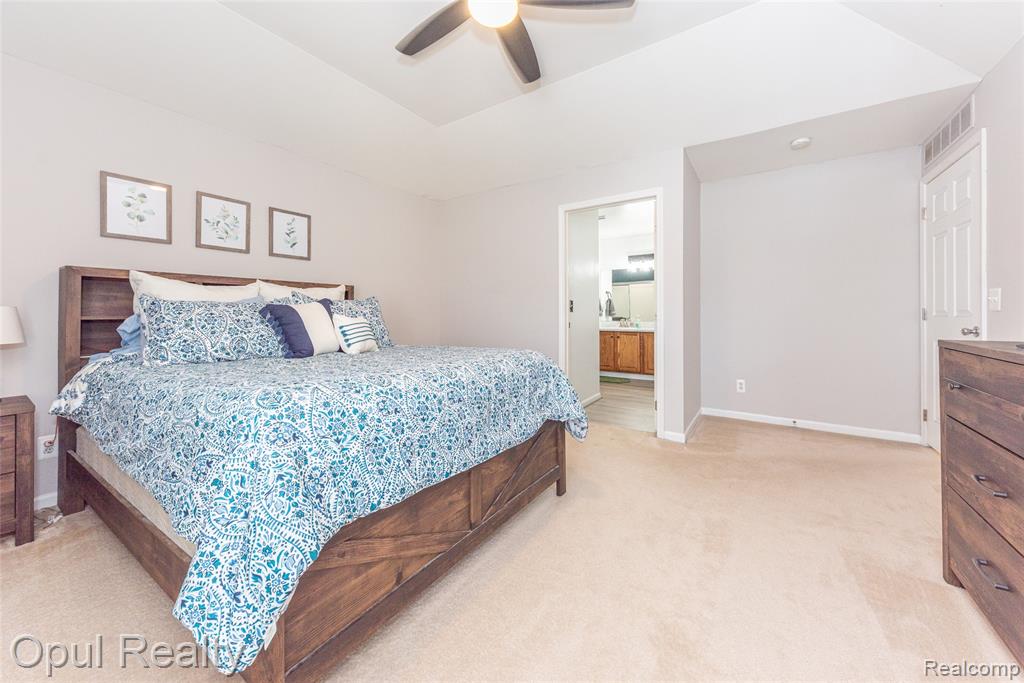 11698 Farmington Road, Livonia, MI, 48150