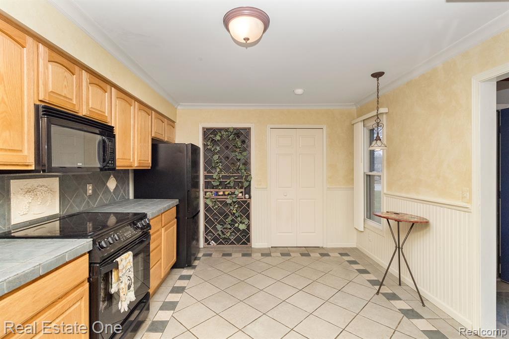 678 SUMMIT RIDGE Drive, Milford, MI 48381 — Photo 7