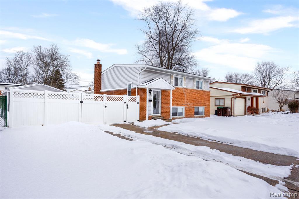 23452 Astrid Lane, Rockwood, MI — Photo 2