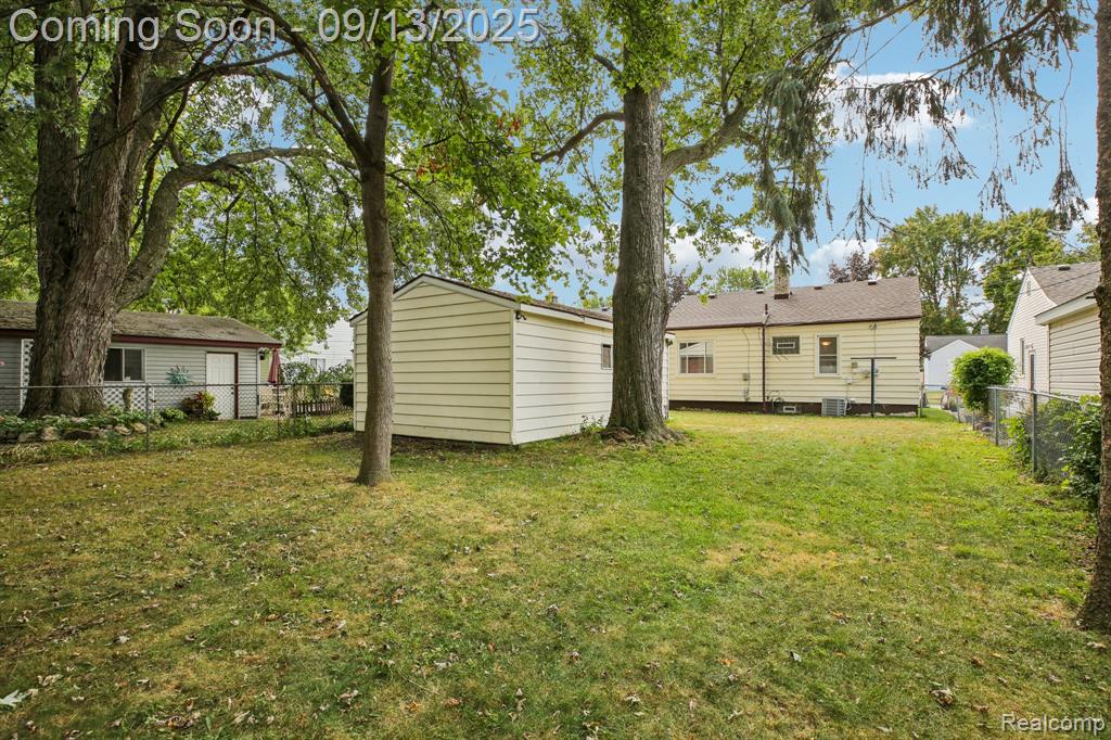 553 E Annabelle Avenue, Hazel Park, MI 48030 — Photo 24
