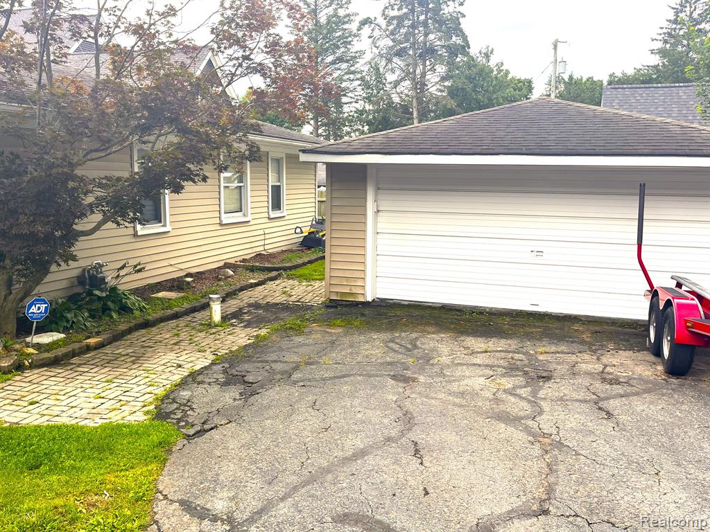 8480 CAROLS Drive, Brighton, MI 48114 — Photo 23