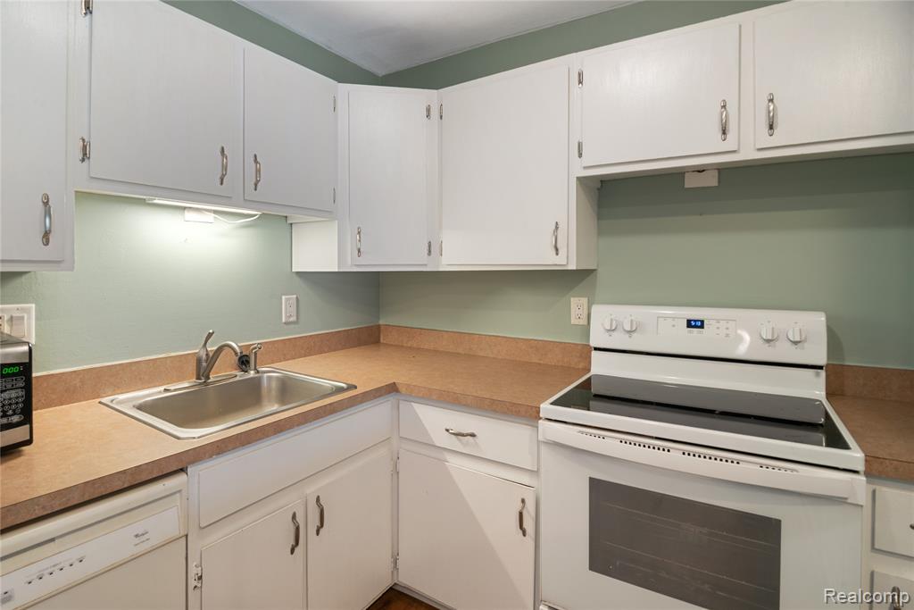 32010 Grand River Avenue, 18, Farmington, MI 48336 — Photo 9