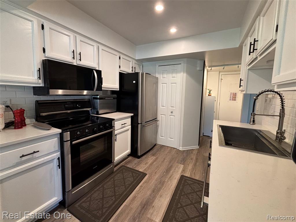 66 Meadow Wood Drive, Rochester Hills, MI 48307 — Photo 10