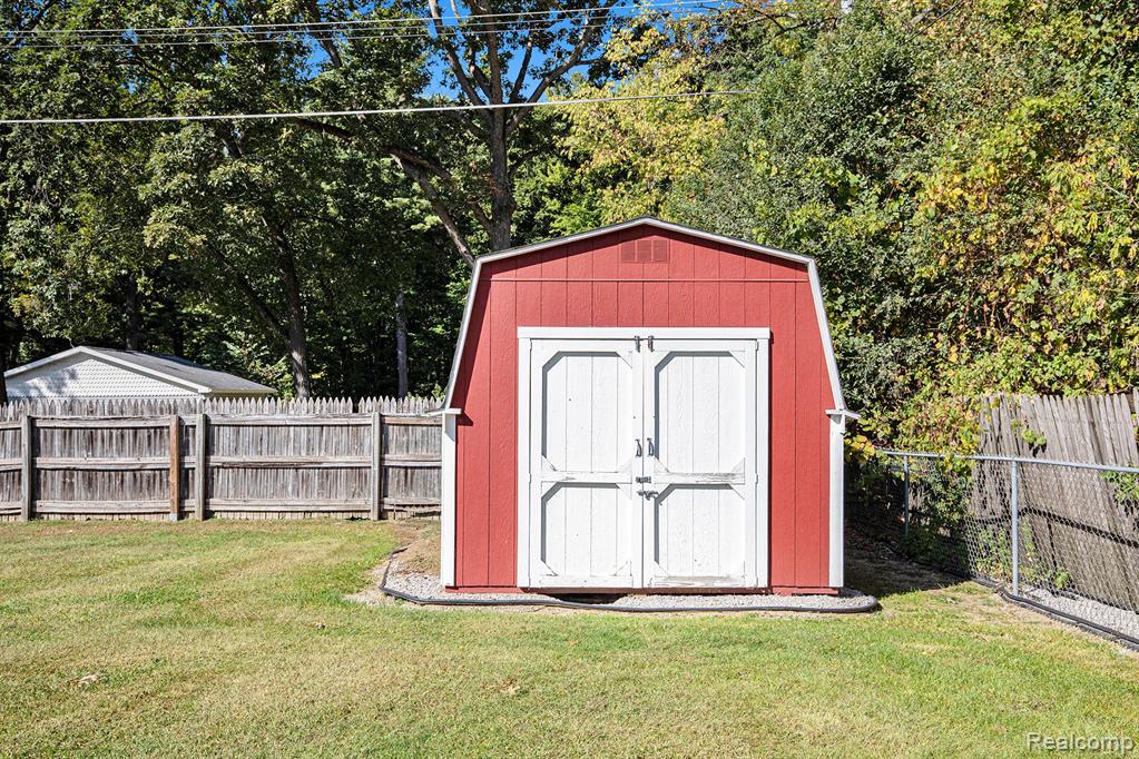 1714 Indian Road, Lapeer, MI 48446 — Photo 32