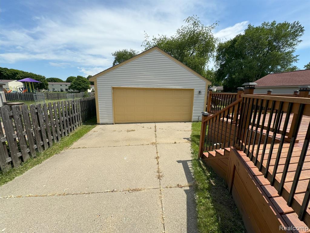 490 MOONLIGHT Drive, Pontiac, MI 48340 — Photo 2