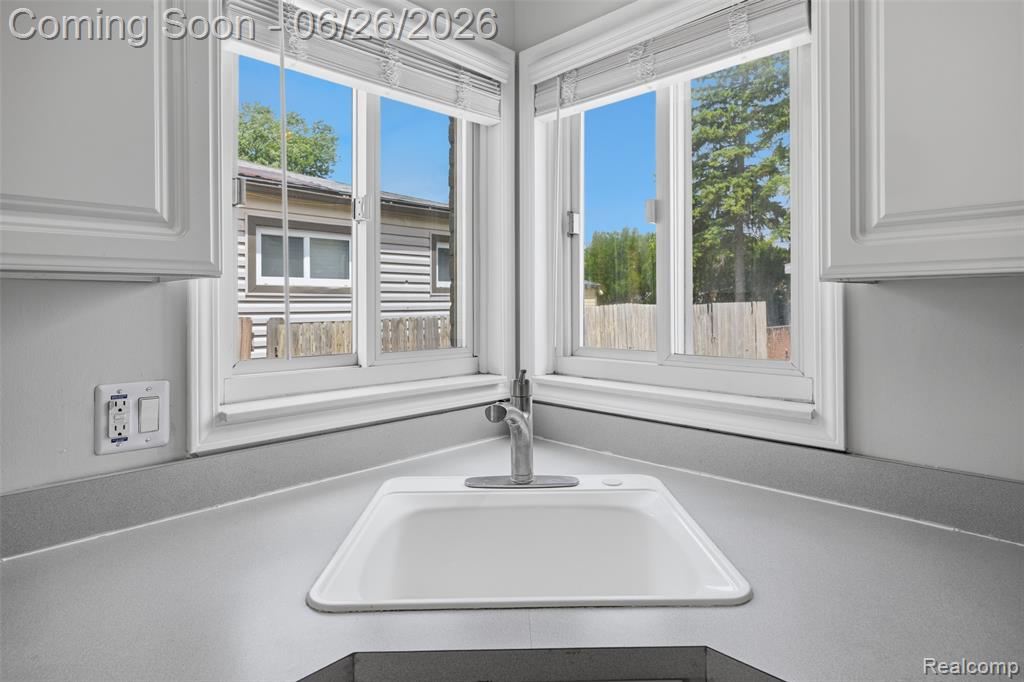 8250 Shari Drive, Westland, MI — Photo 10
