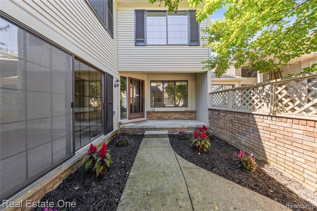 6027 Pebble Lane Court, West Bloomfield, MI — Photo 4