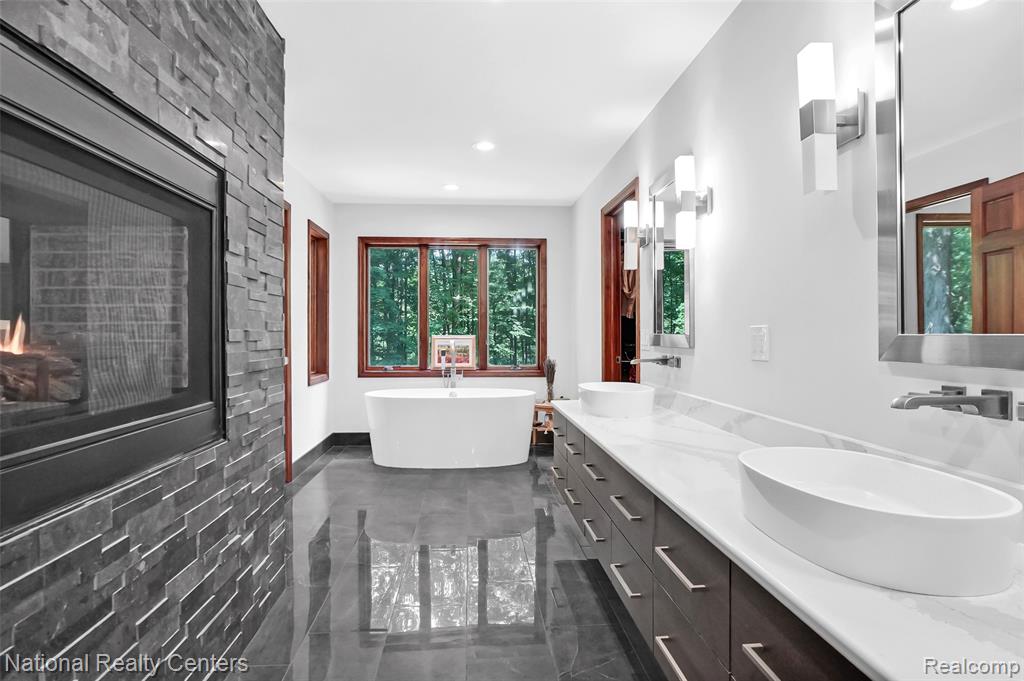 11500 Lisa Lori Lane, South Lyon, MI 48178 — Photo 39