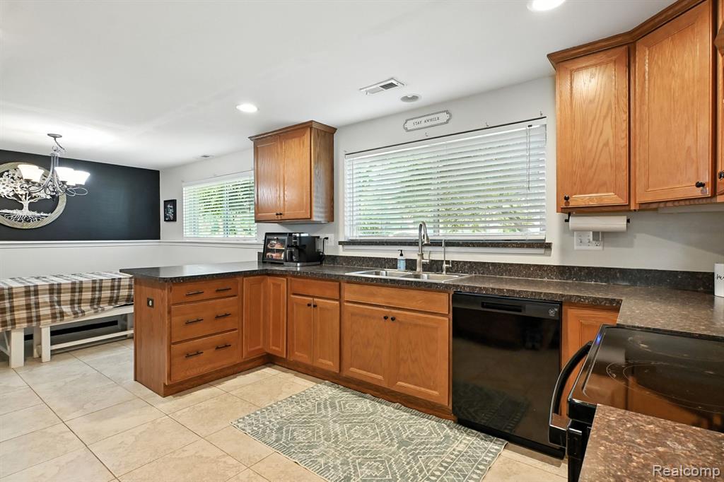 800 Birdsong Drive, Milford, MI 48381 — Photo 4