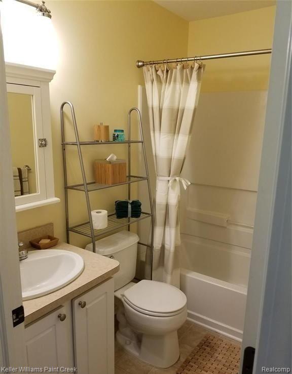 230 PARK GREEN Drive, Lake Orion, MI 48362 — Photo 11