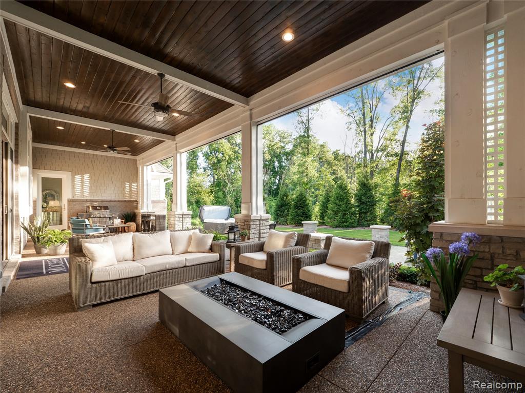 207 Port Side Drive, Lake Orion, MI, 48362