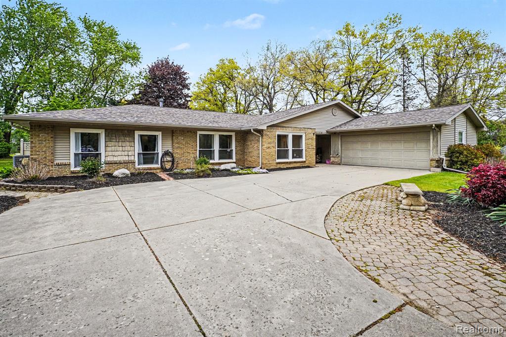 9511 Longmeadow Street, Fenton, MI 48430 — Photo 2
