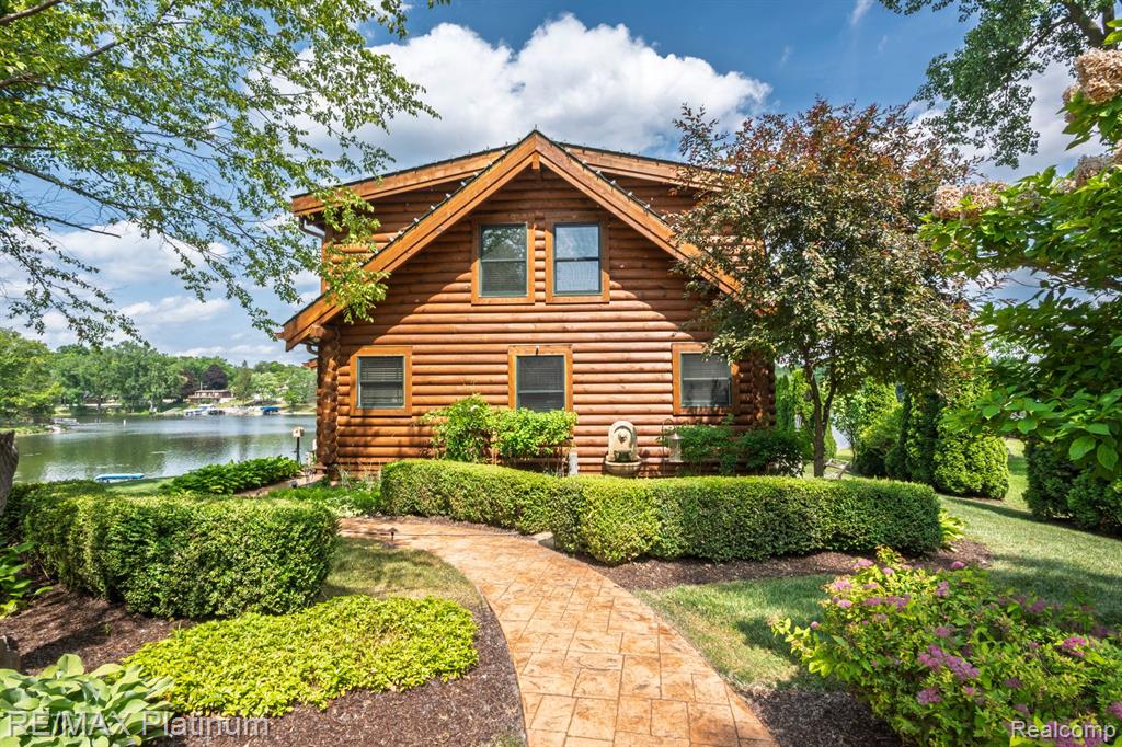 2757 S Hacker Road, Brighton, MI 48114 — front exterior