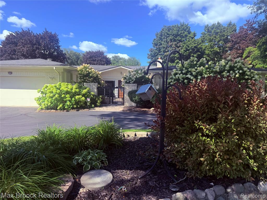 4784 S VALLEYVIEW Road, West Bloomfield, MI 48323 — Photo 18
