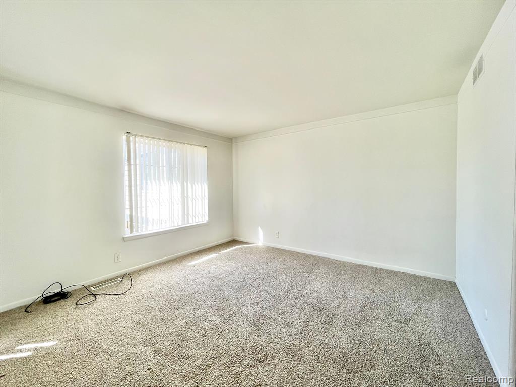 563 FOX HILLS Drive N, Bloomfield Hills, MI 48304 — Photo 14