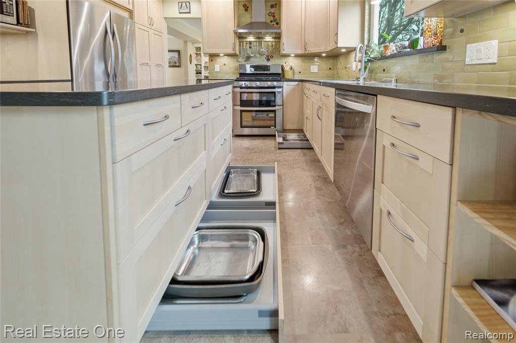 8135 Kimble Drive, Pinckney, MI 48169 — Photo 12