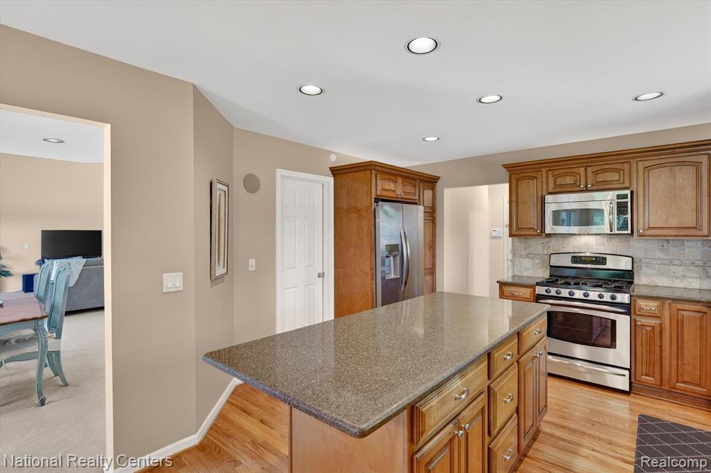 9326 Park Lane, Commerce Twp, MI 48382 — Photo 13