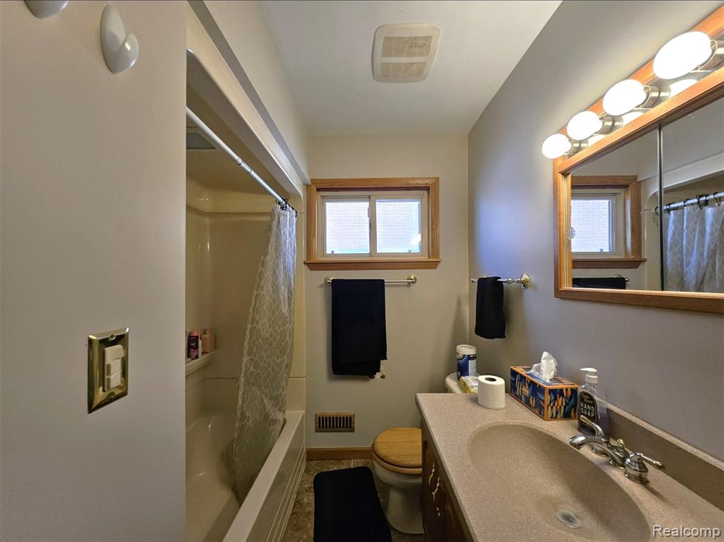 16830 S Stephens Drive E, Eastpointe, MI 48021 — Photo 25