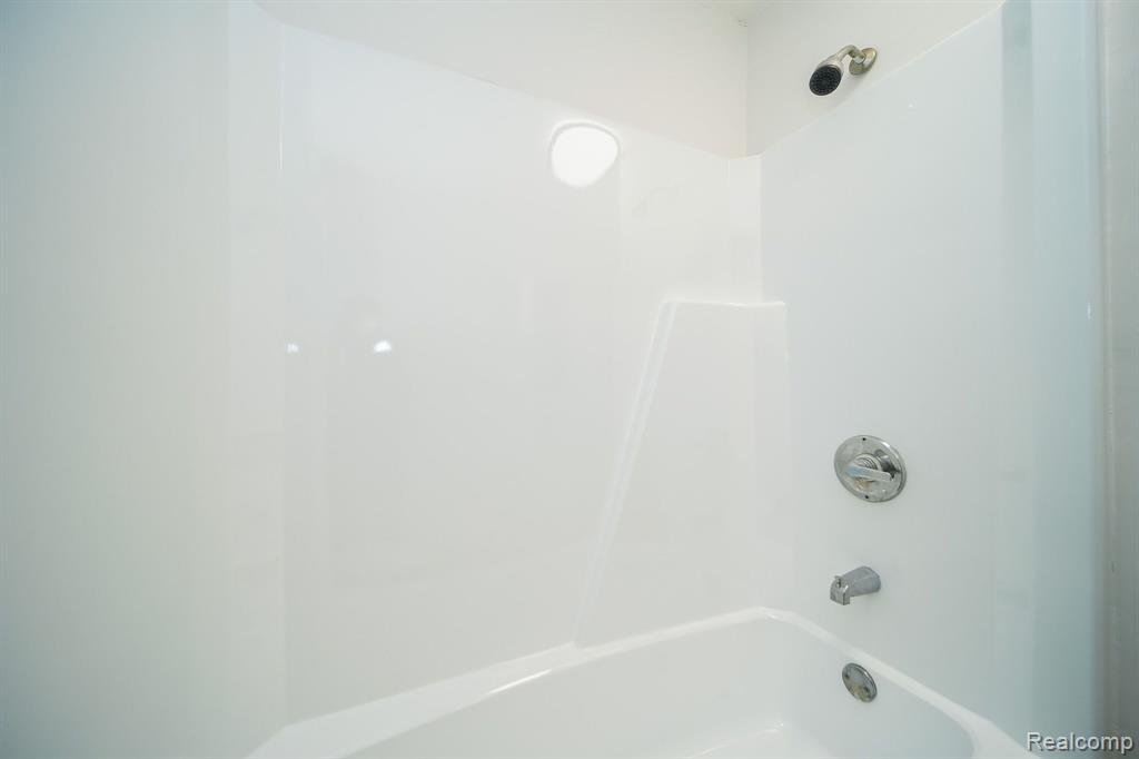 935 MCCLELLAN Street, Lake Orion, MI 48362 — Photo 28
