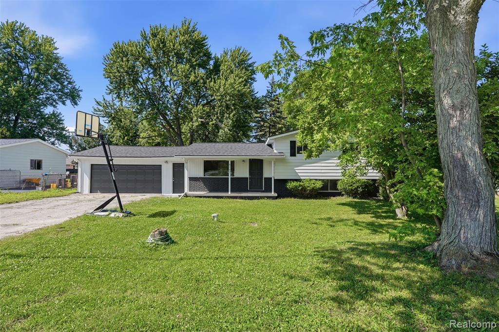 6187 E Maple Avenue, Grand Blanc, MI 48439