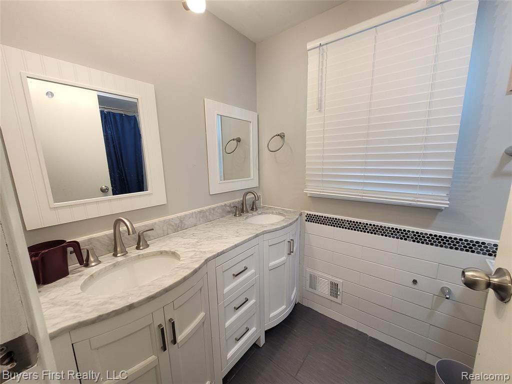 14710 Loretta Place, Oak Park, MI 48237 — Photo 19