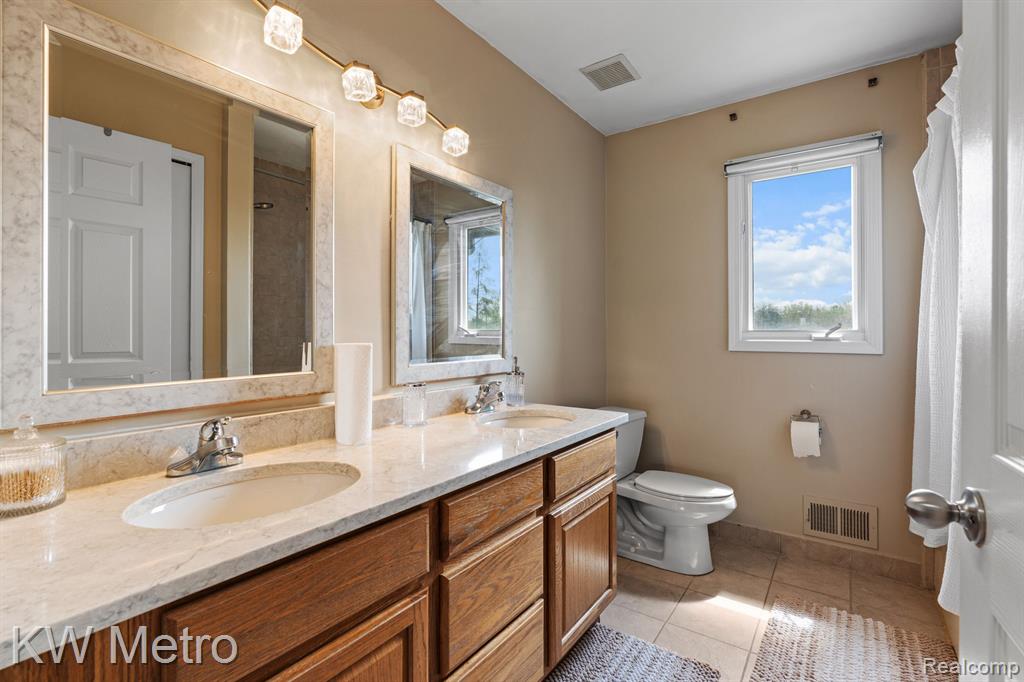 9025 HURON BLUFFS Drive, White Lake, MI — Photo 22