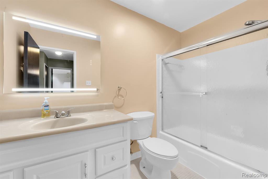 32050 GRAND RIVER Avenue NW, 57, Farmington, MI 48336 — Photo 8