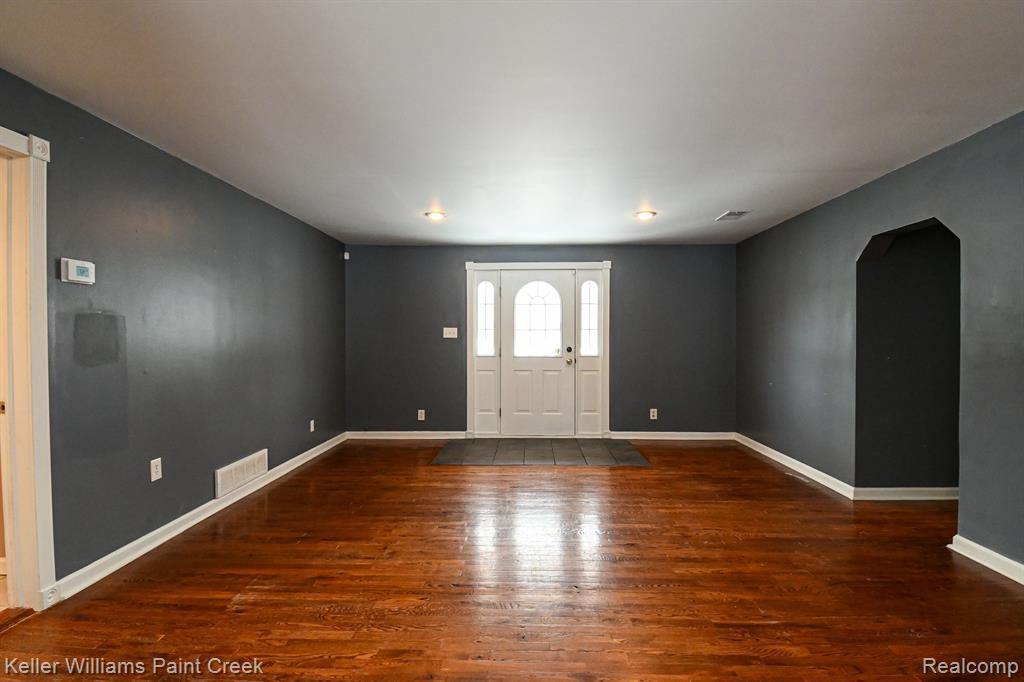 635 JOSLYN Road, Lake Orion, MI 48362 — Photo 5
