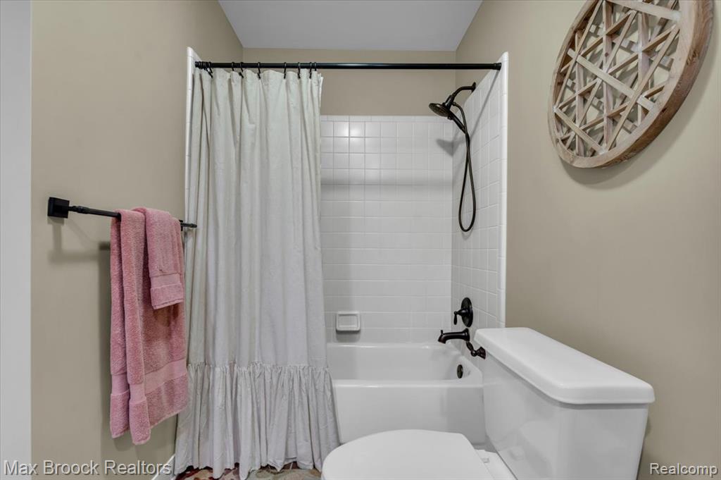 5970 Lynne Hollow Drive, Commerce Twp, MI 48382 — Photo 40