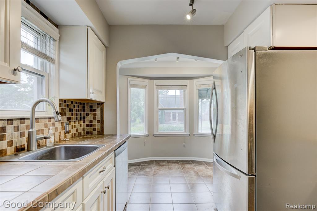 830 W HAZELHURST Street, Ferndale, MI 48220 — Photo 12
