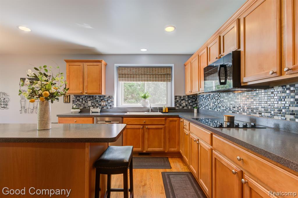 51250 W HILLS Drive, Plymouth, MI 48170 — Photo 17