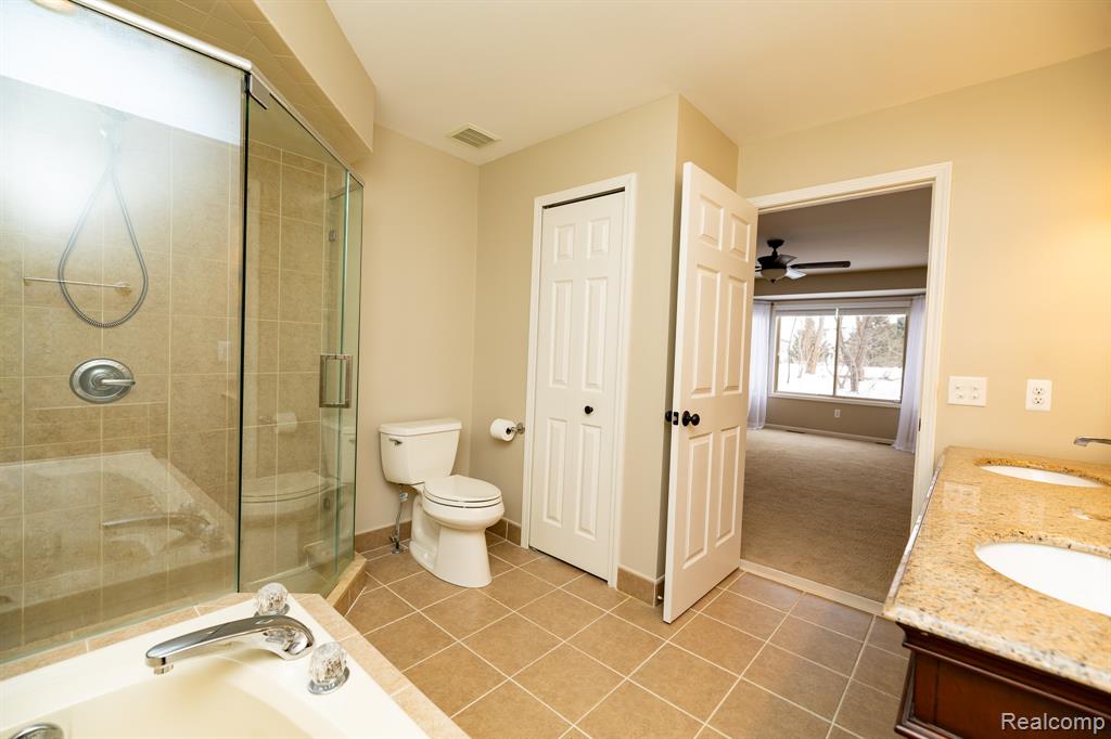 6056 Lochmore Drive, 49, Commerce Twp, MI 48382 — Photo 16
