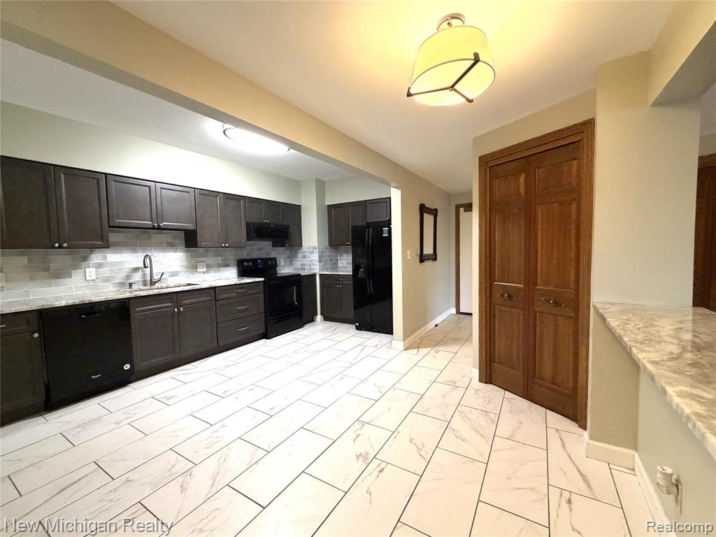 43000 12 Oaks Crescent Drive, 2033, Novi, MI 48377 — Photo 9