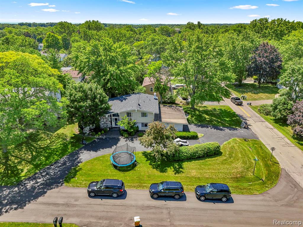 5589 Pembury, West Bloomfield, MI — Photo 54