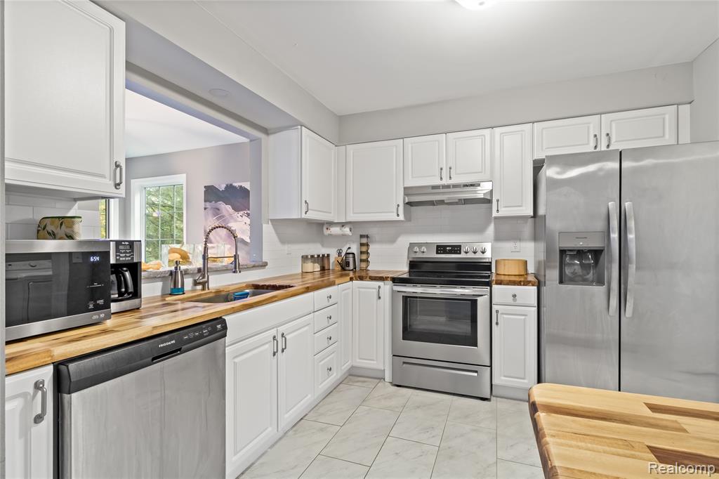 549 Winwood Court, Walled Lake, MI 48390 — Photo 12