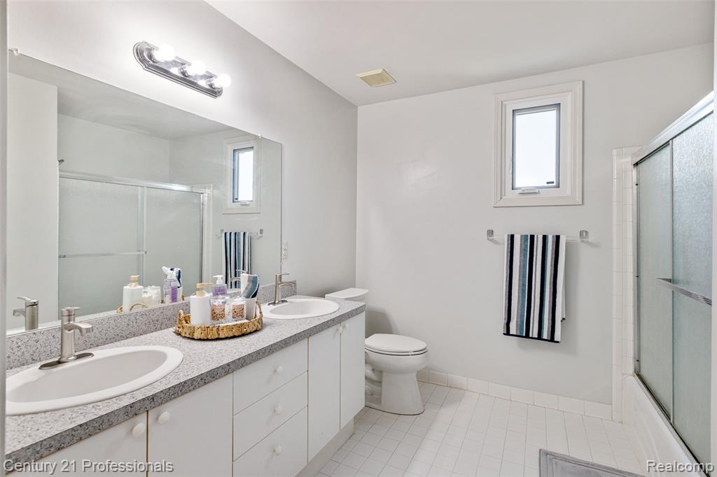 4136 Oakland Ridge Drive, Lake Orion, MI — Photo 18