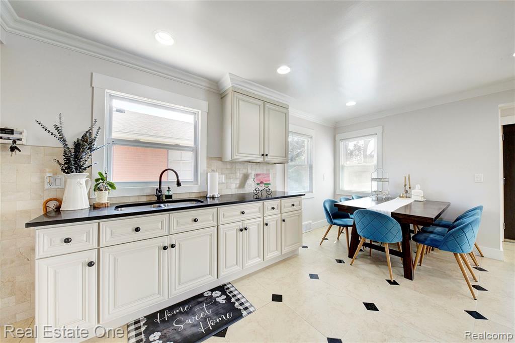 8126 Dale Street, Dearborn Heights, MI 48127 — Photo 29