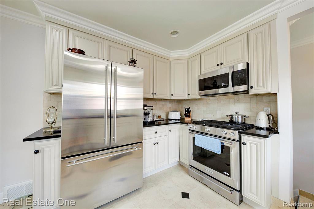 8126 Dale Street, Dearborn Heights, MI 48127 — Photo 33